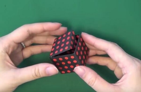 有盖子的盒子的折纸图解与方法教程