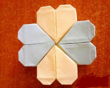 立体版四叶草折纸教程-心型四叶草 图片1