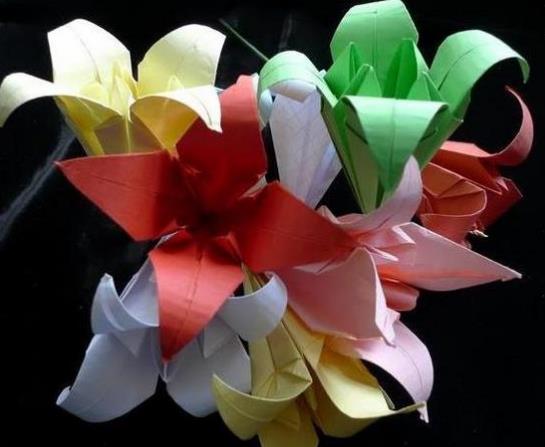 百合花球怎么折,四瓣百合花手工折纸教程图解 图片1