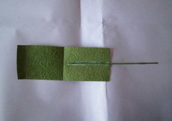 纸玫瑰叶子的折法承托红花的绿叶图片3