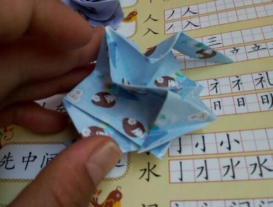 玫瑰花的折纸教程 玫瑰花的折纸步骤图片12