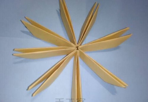 好看的八叶雪花 简易雪花折纸教程图片1