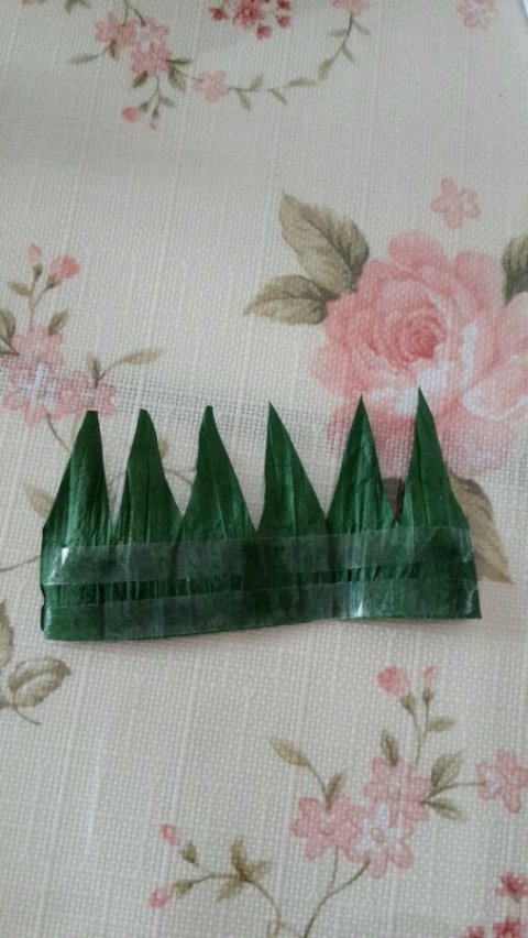 七夕的白玫瑰 皱纹纸玫瑰花的折法图片10