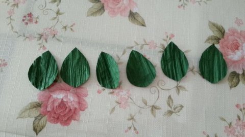 七夕的白玫瑰 皱纹纸玫瑰花的折法图片12