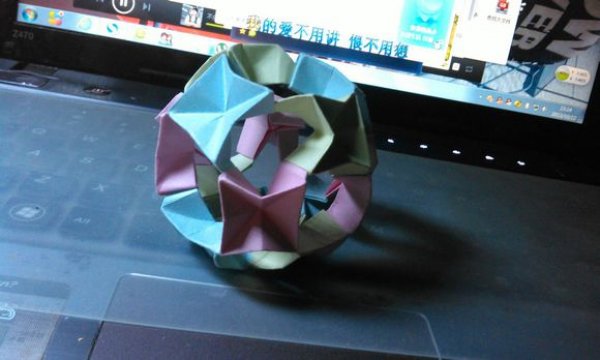 精美的立体花球图片1