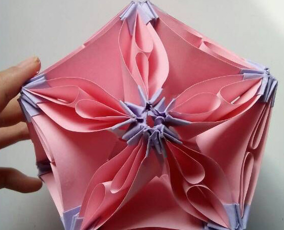 精致小花球折纸图片1