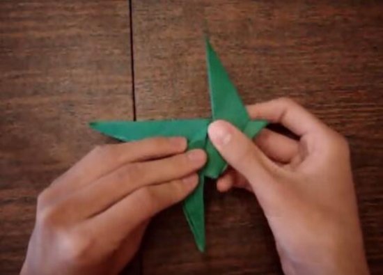 恐龙折纸步骤图解 折纸恐龙教程分享恐龙的化石大家有没有看过呢？一般在大型的博物馆里面才能够看到恐龙的化石呢，不过现在有很多的公园都有恐龙的主题项目呢。今天我们就来用纸折出一只简单的恐龙，带着大家重新看一看恐龙是什么样子的吧。这里还有更多不同种类的恐龙折纸。一起来学一学吧：恐龙折纸大全图解图片13