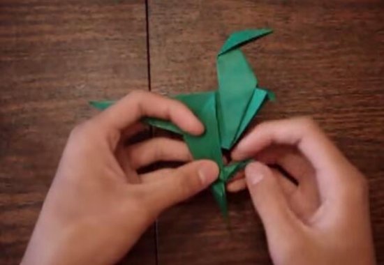 恐龙折纸步骤图解 折纸恐龙教程分享恐龙的化石大家有没有看过呢？一般在大型的博物馆里面才能够看到恐龙的化石呢，不过现在有很多的公园都有恐龙的主题项目呢。今天我们就来用纸折出一只简单的恐龙，带着大家重新看一看恐龙是什么样子的吧。这里还有更多不同种类的恐龙折纸。一起来学一学吧：恐龙折纸大全图解图片14
