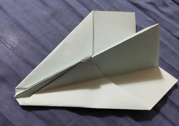 纸飞机的折纸教程图片2