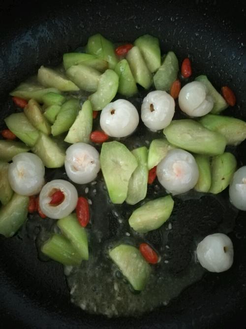 丝瓜炒荔枝的做法