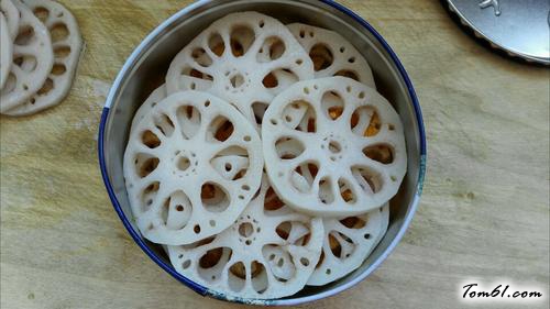 爽脆果汁藕做法步骤详解 1 新鲜藕洗净去皮,把藕孔冲洗干净,橙汁味